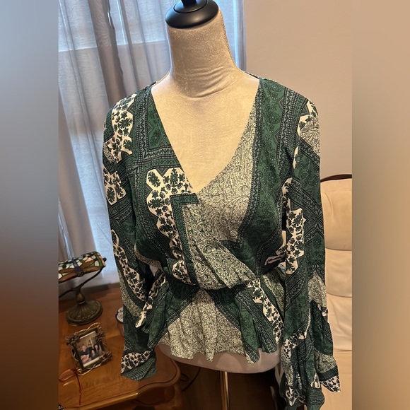 Easel Tropical Green Printed Surplice Overlap Front Peplum Elastic Ruffle Top - Picture 6 of 9